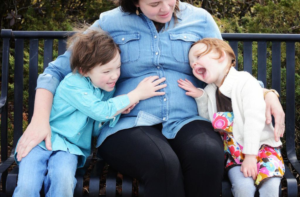 family photo shoot, kids laughing, maternity photo shoot, maternity photo, kids and their mom