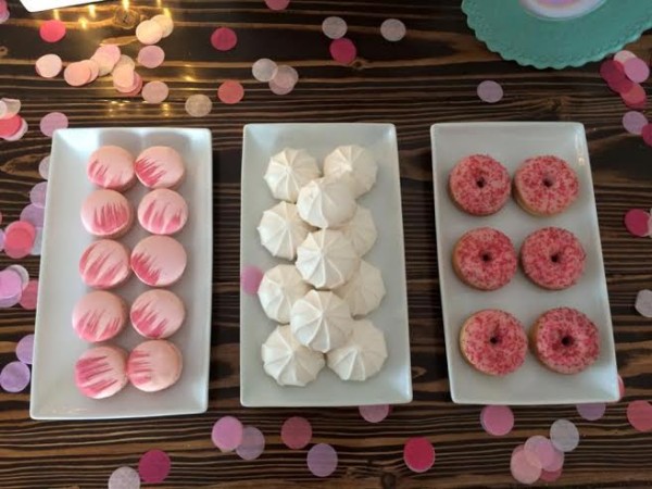 meringues, macaroons, pink macaroons