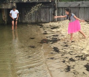 Lila throws sand