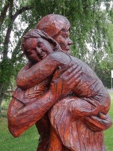 wood, carving, mom child embrace