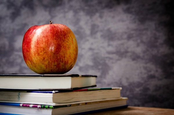 Kindergarten Advice from a First Grade Mom apple, books, blackboard
