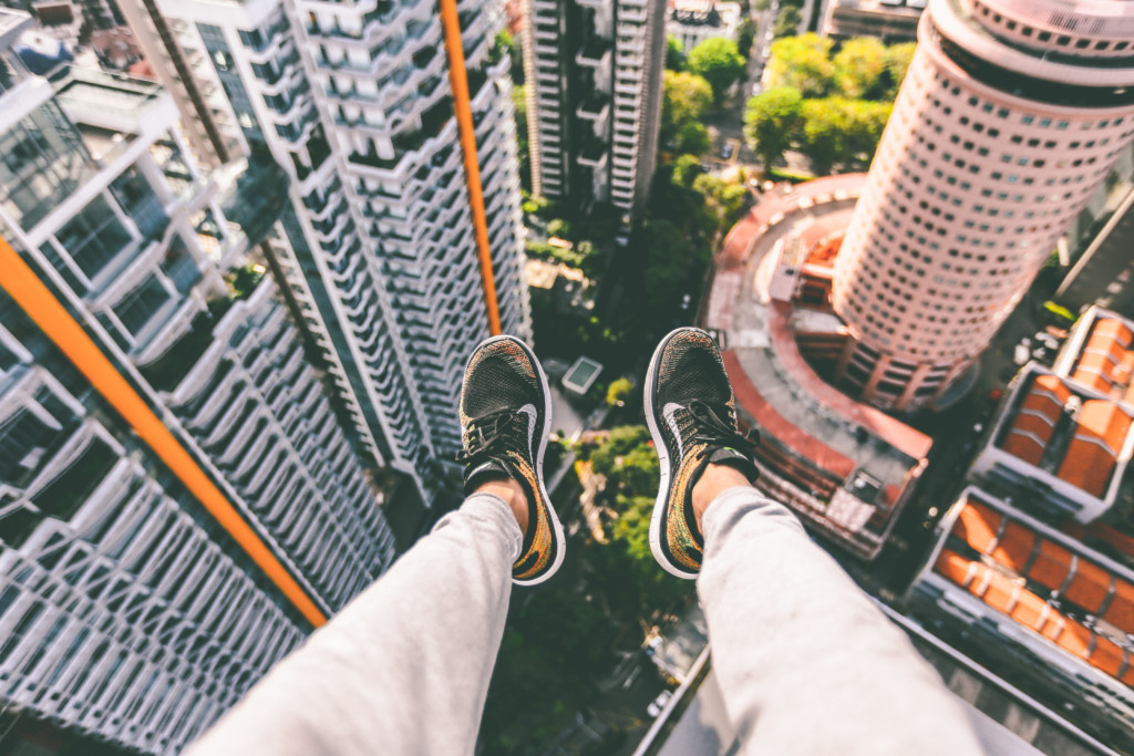 ssrbakvxaos-alex-wong building city legs feet perspective