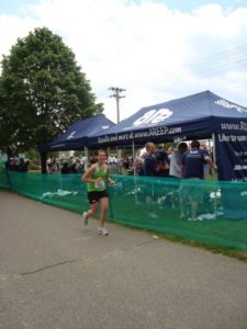 woman running marathon