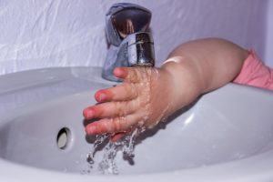 toddler washing hands during a food-allergy friendly play date
