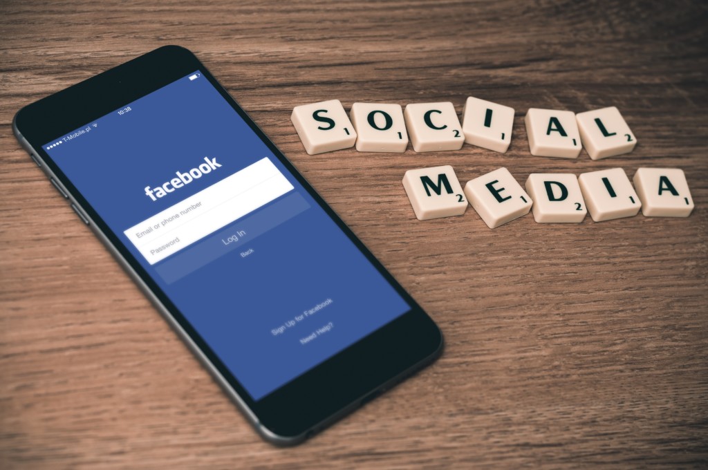 Social media makes me feel extra mom guilt, cell phone, social media