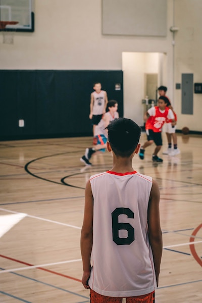 kids playing basketball