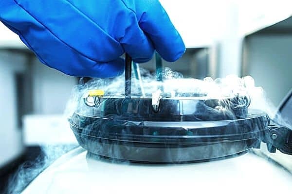 cryogenically freezing biological samples
