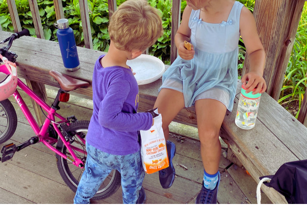boy and girl eating goldfish crackers