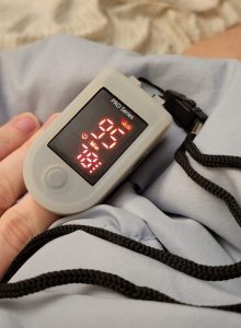 oximeter reading showing a low oxygen saturation