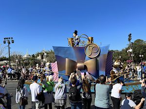 crowds of people at Disney World