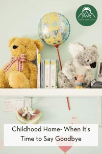 stuffed animals, books, and a balloon on a bedroom shelf