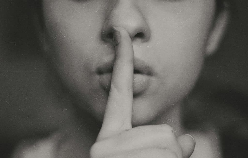 finger in front of lips "shhh"